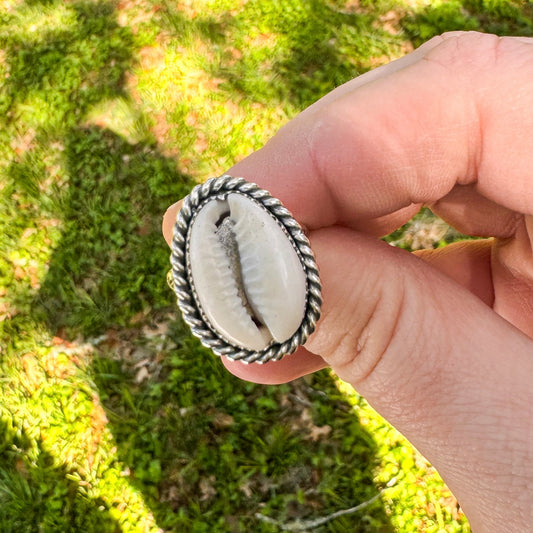 Size 8 cowerie ring